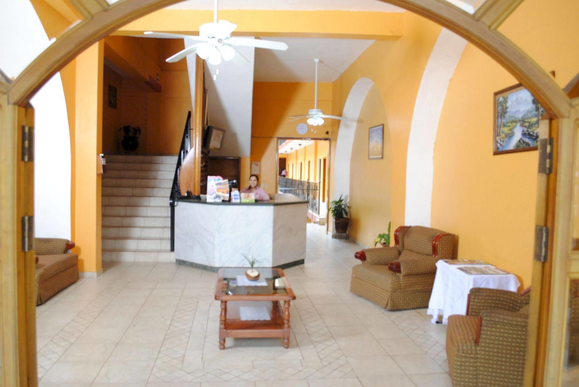 Hotel Arcos Del Parque Acayucan Bagian luar foto