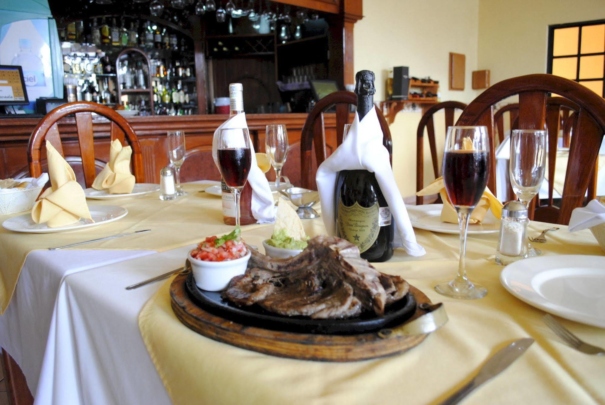 Hotel Arcos Del Parque Acayucan Bagian luar foto
