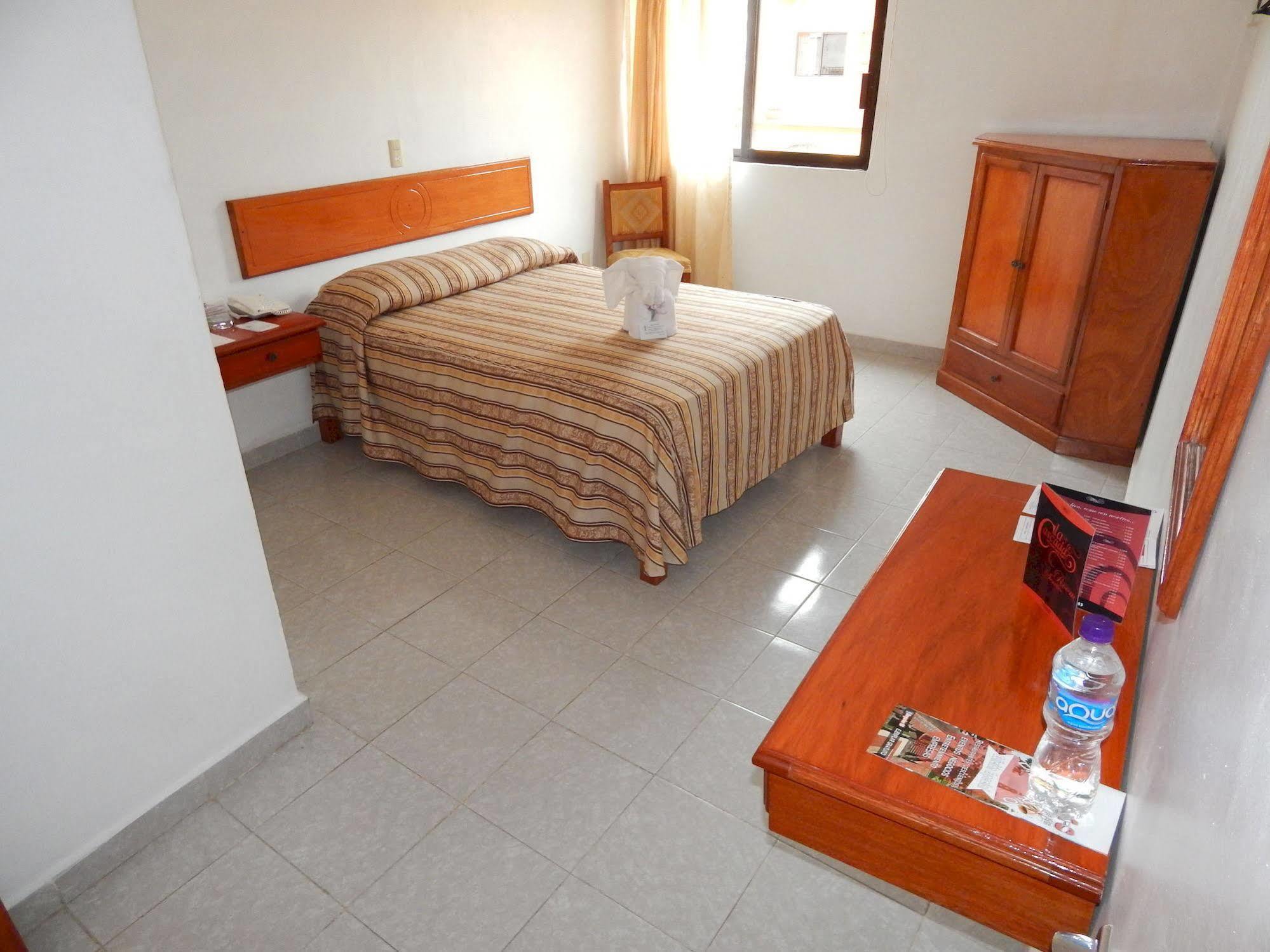 Hotel Arcos Del Parque Acayucan Bagian luar foto