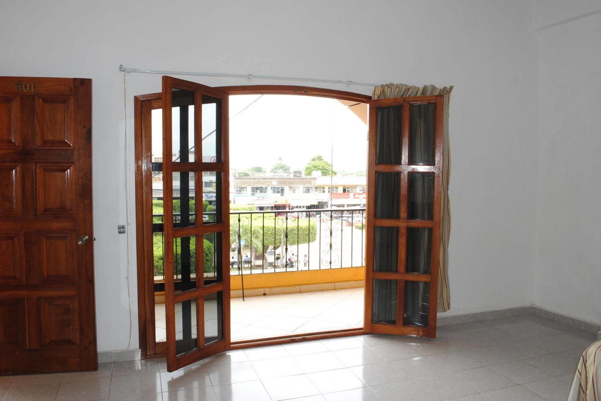 Hotel Arcos Del Parque Acayucan Bagian luar foto